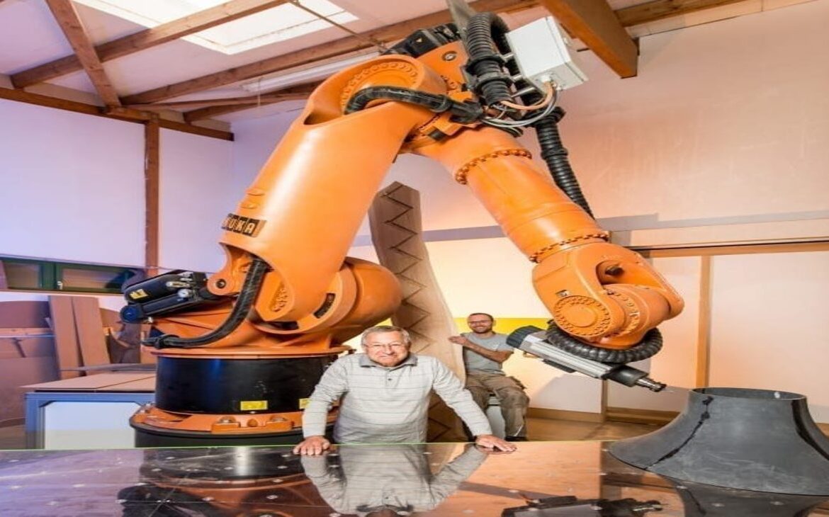 "La robótica. Un martillo para los artesanos". La carpintería tradicional se une a la tecnología robótica.