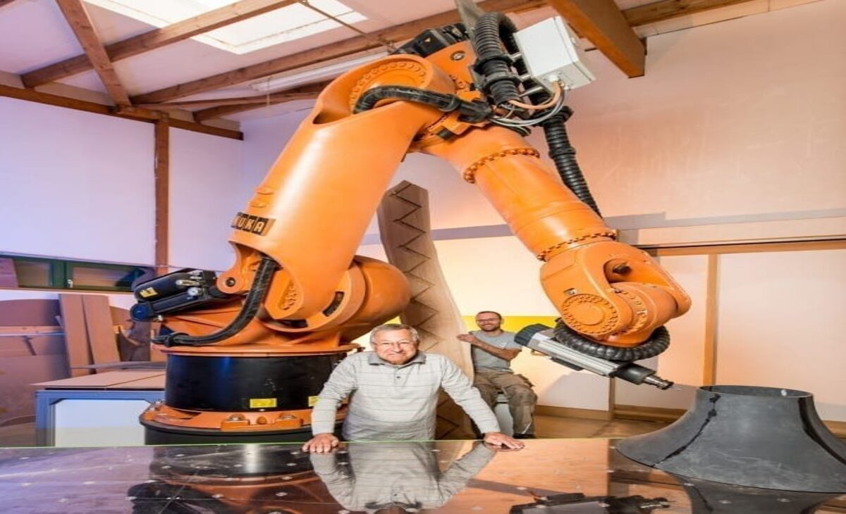 "La robótica. Un martillo para los artesanos". La carpintería tradicional se une a la tecnología robótica.